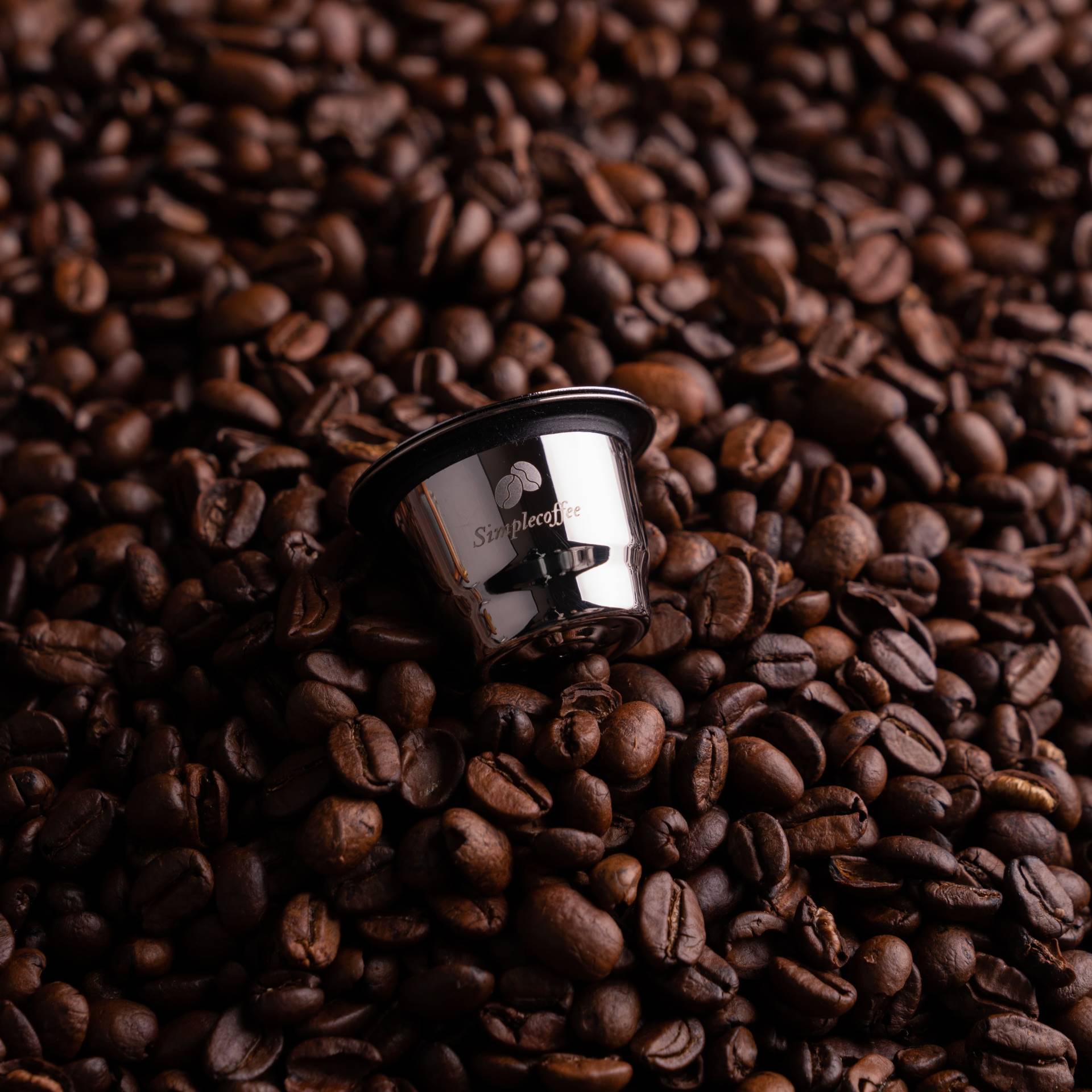 Wiederverwendbare Nespresso-Kapsel aus Edelstahl gefüllt mit frisch gemahlenem Kaffee – nachhaltige Alternative zu Einwegkapseln
